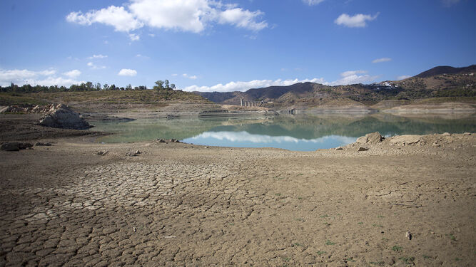 Vista de la escasez de agua del pantano de la Viñuela