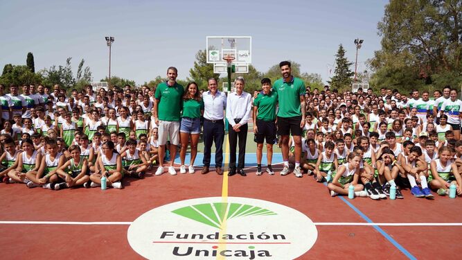 Los miembros de la Fundación Bancaria Unicaja y el Unicaja Baloncesto en la visita al Campus Baloncesto