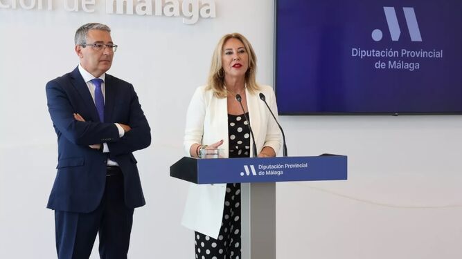 La consejera de Economía, Hacienda y Fondos Europeos, Carolina España, y el presidente de la Diputación de Málaga, Francisco Salado, este lunes.