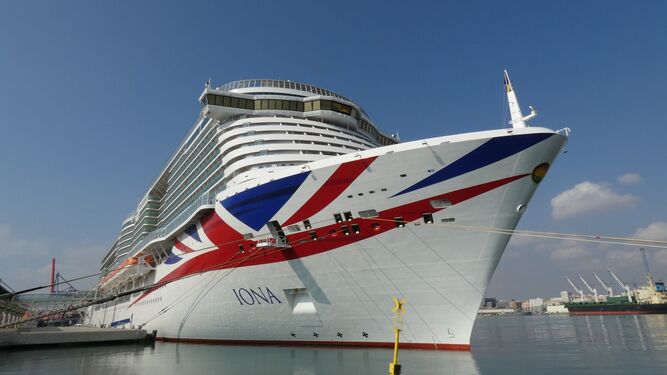 Un buque de P&O Cruises dedicado en exclusividad al mercado británico mostrando a proa la bandera del Reino Unido.