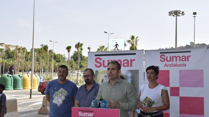 El candidato número uno de Sumar al Congreso por Málaga, Toni Valero, en una rueda de prensa este lunes en el puerto de Málaga.
