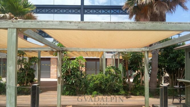 Las terrazas del hotel Guadalpín Banús permanecen cerradas tras el lanzamiento.