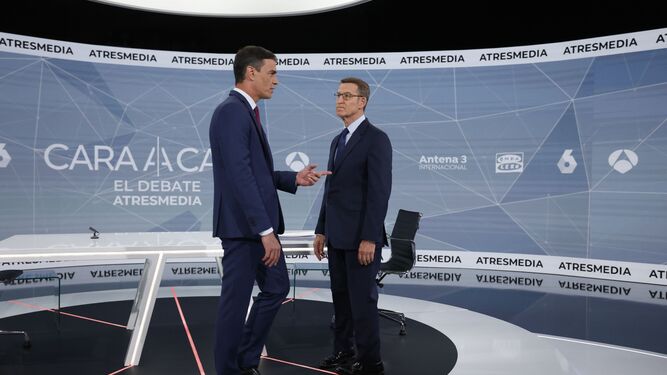 Pedro Sánchez y Alberto Núñez Feijóo, antes del debate.