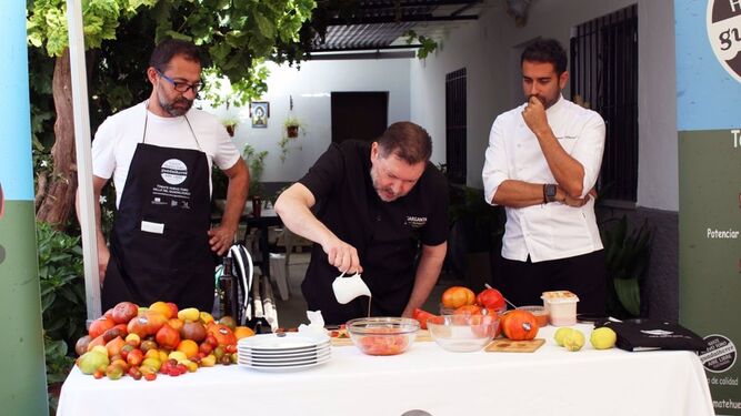 Los chefs Mauricio Giovanini, Fernando Villasclaras y Antonio González Rueda en la Campaña Tomate Huevo de Toro de Coín