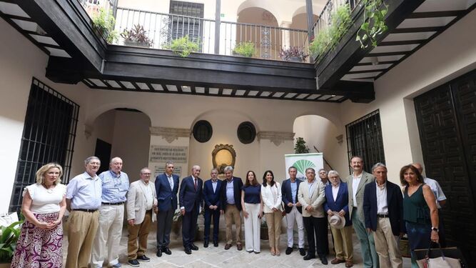 Autoridades y representantes de asociaciones culturales y sociales en el patio del Consulado