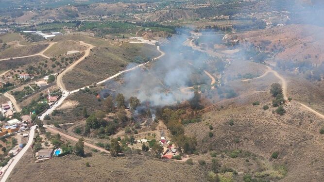 Vista del incendio en un paraje de Mijas