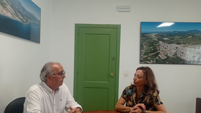 La delegada del Gobierno andaluz en Málaga, Patricia Navarro, y el alcalde de Manilva, Manuel Fernández.