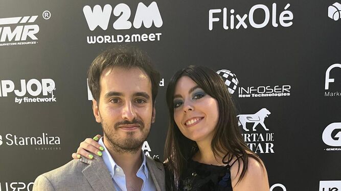 Emma Martínez y Alejandro Baena junto al premio