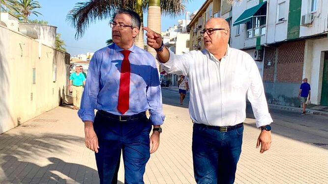 Francisco Salado, alcalde de Rincón y Jesús Lupiáñez, alcalde de Vélez-Málaga paseando por La Caleta