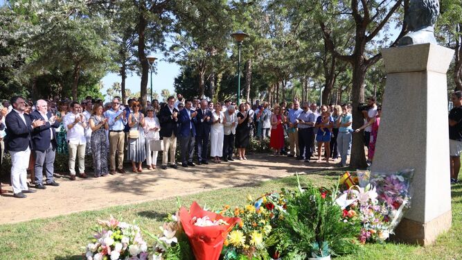 Aplausos en el homenaje celebrado a José María Martín Carpena en el Parque de Huelin, este viernes.