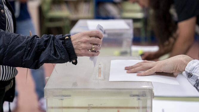 Una persona votando en una mesa electoral, en una imagen de archivo.