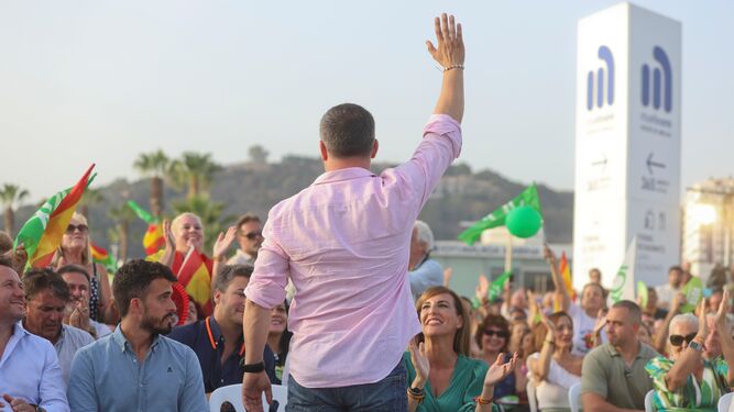 Santiago Abascal, de espaldas, saluda durante el último mitin de Vox en Málaga.