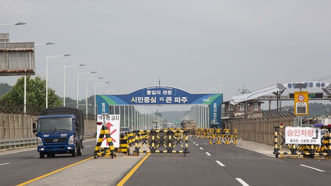 Un vehículo militar pasa por un punto de control cerca de la Zona Desmilitarizada en Paju, en Corea del Sur.