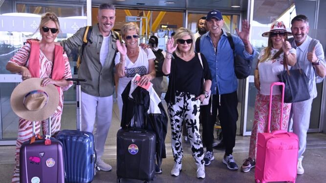 Los colaboradores de ‘Sálvame’ en el aeropuerto de Madrid antes de volar hacia Miami.