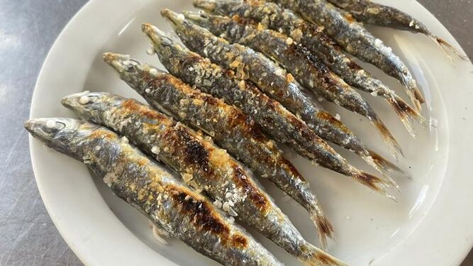 Espeto de sardinas en el plato
