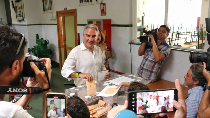 Elías Bendodo, votando en Málaga.