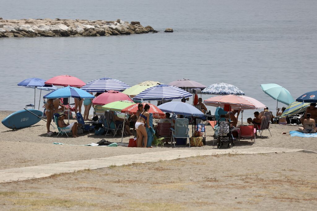 Gran ambiente en las playas de M&aacute;laga en plena jornada electoral