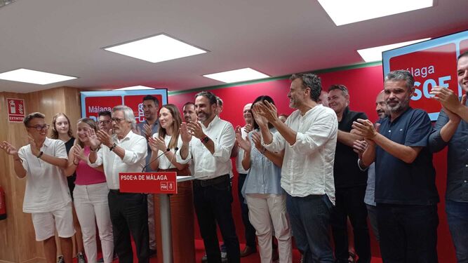 Daniel Pérez y Mari Nieves Ramírez aplauden tras los resultados desde la sede del PSOE.