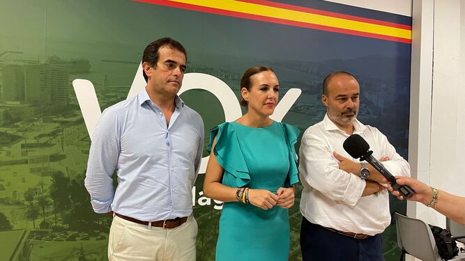 Patricia Rueda junto a Antonio Sevilla y José Miguel Gutiérrez durante su discurso tras los resultados de las elecciones