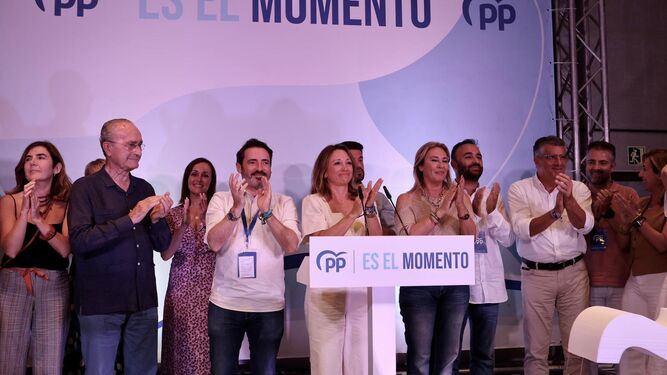 Patricia Navarro, en el centro, rodeada de personalidades del PP de Málaga tras los resultados electorales.