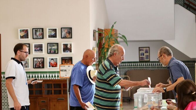 Votación en un colegio electoral en Málaga