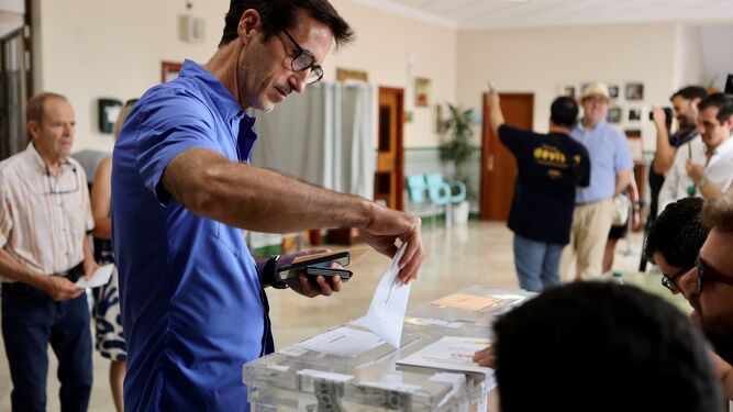 Un hombre vota durante las elecciones generales en Málaga, este domingo.