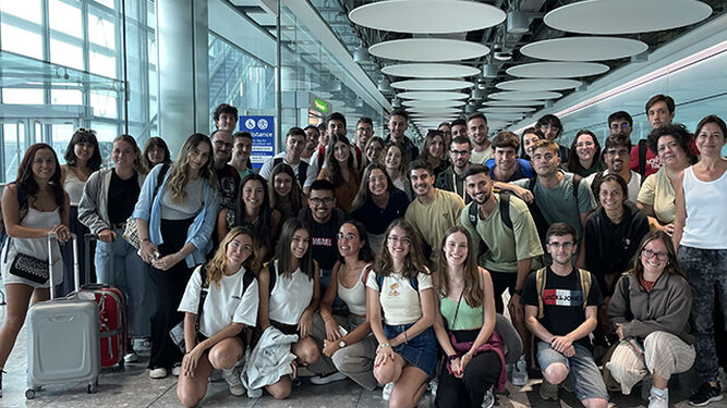 Los alumnos becados en el Aeropuerto de Málaga