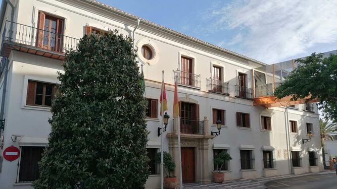 La fachada principal del Ayuntamiento de Benalmádena.