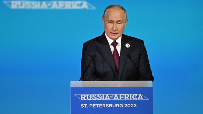 Vladimir Putin se dirige a los representantes africanos.