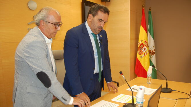 Manuel Cardeña (D.) jura su cargo como presidente de la Mancomunidad junto al alcalde de Manilva, José Manuel Fernández.