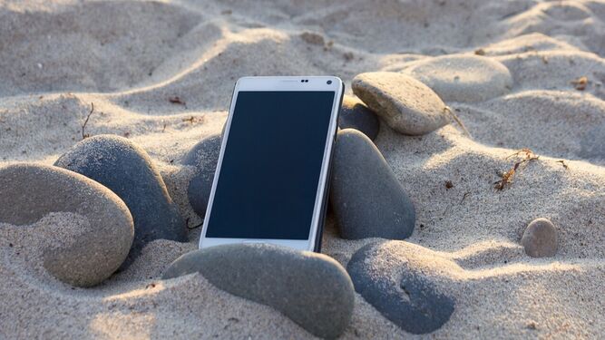 Un smartphone en la playa.