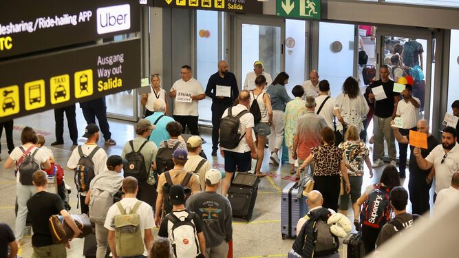 Viajeros saliendo del aeropuerto de Málaga este domingo.