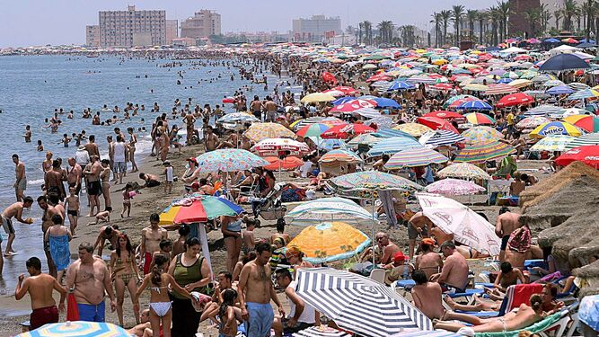 Una playa de Málaga llena de sombrillas.