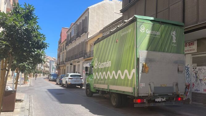 Coches aparcados en calle Carretería