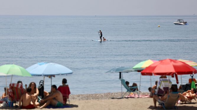 Dos bañistas en una playa de Málaga capital