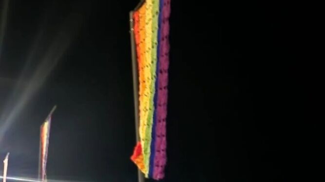 Una de las banderas LGTBI en Almáchar.