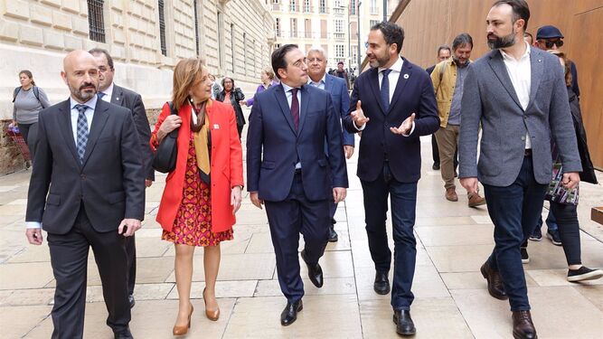Dani Pérez junto al ministro de Exteriores y otros dirigentes socialistas en Málaga.
