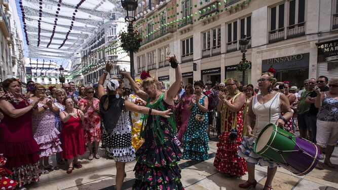 Flamencas bailando en la Feria de Málaga 2022