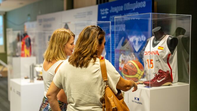 Dos visitantes en la exposición inaugurada en el Hospital HM Málaga sobre la historia del baloncesto español