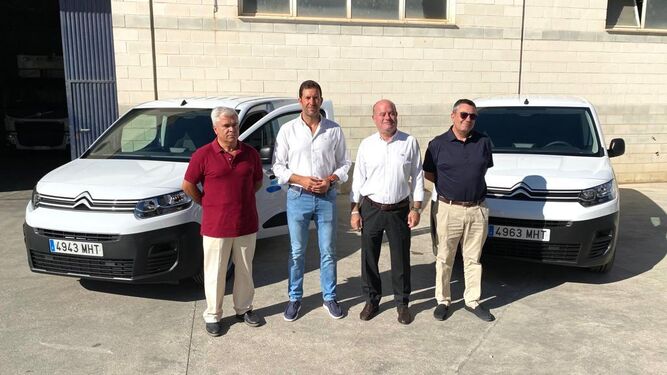 El alcalde de Antequera y el delegado de Aguas del Torcal junto a los responsables de la empresa pública.