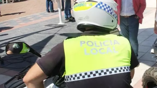 Un policía local de Marbella