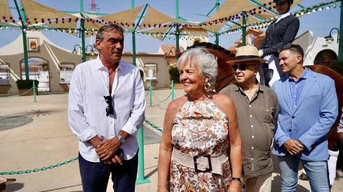 Teresa Porras junto a Manuel Curtido, Juan Rambla y José Carlos González frente a la caseta municipal del Cortijo de Torres.