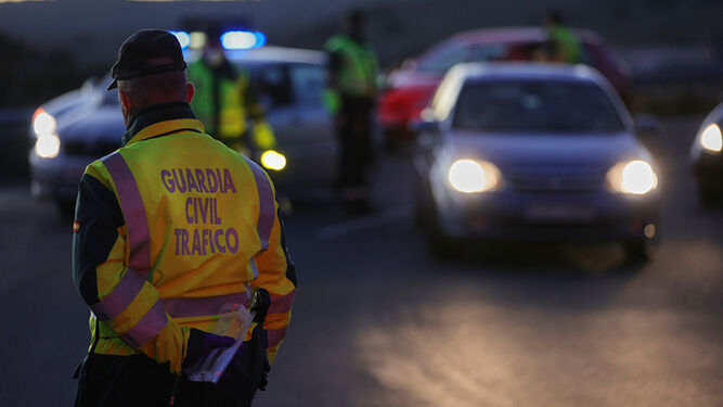Agentes de la Guardia Civil en un control de tráfico