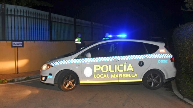 Imagen de archivo de un coche patrulla de la policía local de Marbella