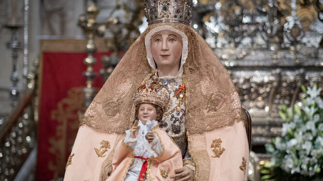 La Virgen de los Reyes en su veneración en la Capilla Real