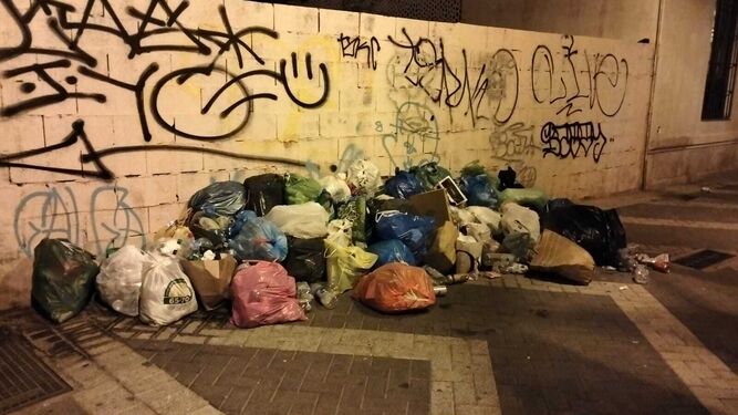 Bolsas de basura en la calle Viento.
