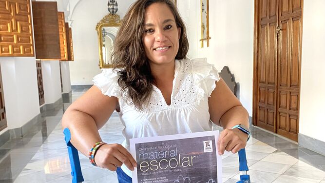 Sara Ríos presentando el cartel de la campaña solidaria