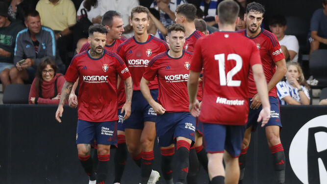Los jugadores de Osasuna celebran un gol de Catena, a la derecha, uno de sus fichajes.