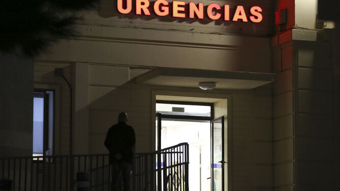 Una persona espera a las puertas del Hospital Regional de Málaga.