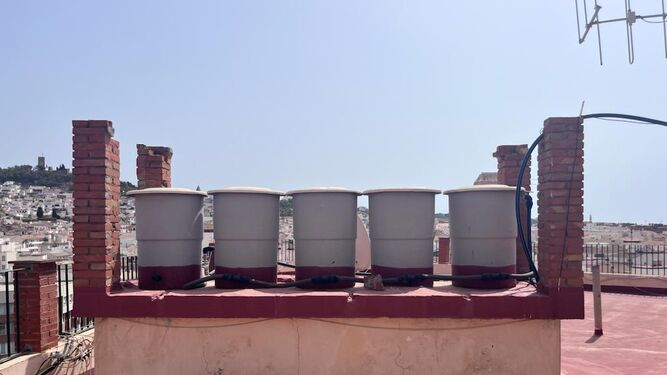 Bidones de agua de una comunidad de vecinos en Vélez-Málaga